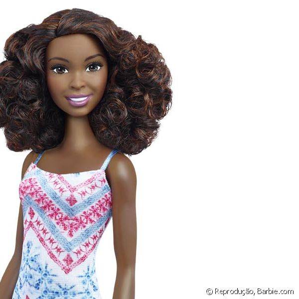 A pele negra escura é finalmente representada na boneca Barbie, com cabelos volumosos make bem discreta